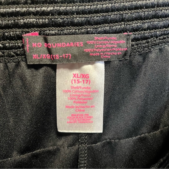 Tiered lace shorts - Picture 7 of 9